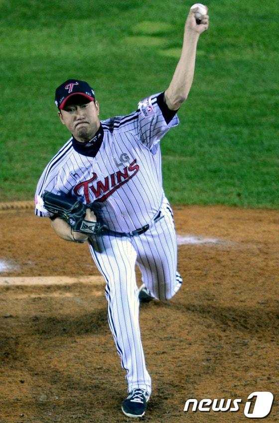 본문 이미지 - 16일 오후 서울 잠실야구장에서 &#39;2013 한국야쿠르트 세븐 프로야구&#39; LG트윈스와 두산베어스의 플레이오프 1차전 경기가 열렸다. 9회초 LG 봉중근이 역투하고 있다. 2013.10.16/뉴스1 © News1   박정호 기자