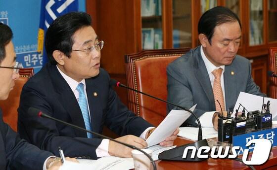 본문 이미지 - 민주당 전병헌 원내대표가 17일 오전 서울 여의도 국회에서 열린 24시 비상국회 운영본부 회의에서 모두발언을 하고 있다. 전 원내대표는 이 자리에서 