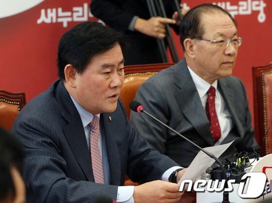 본문 이미지 - 최경환 새누리당 원내대표가 17일 오전 서울 여의도 국회에서 열린 최고위원회의에서 모두 발언을 하고 있다. 최 원내대표는 이날 회의에서 국정감사 진행 상황과 관련, 