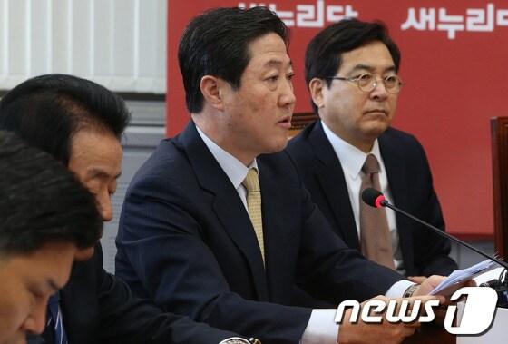 본문 이미지 - 유기준 새누리당 최고위원이 17일 오전 서울 여의도 국회에서 열린 최고위원회의에서 발언을 하고 있다. 2013.10.17/뉴스1 © News1 송원영 기자