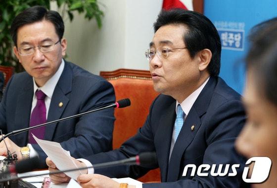 본문 이미지 - 민주당 전병헌 원내대표가 17일 오전 서울 여의도 국회에서 열린 24시 비상국회 운영본부 회의에서 모두발언을 하고 있다. 2013.10.17/뉴스1 © News1 오대일 기자