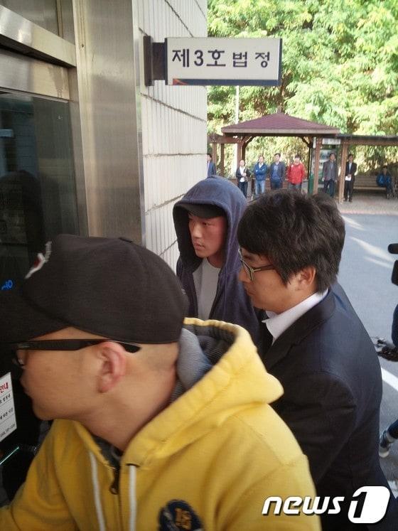 본문 이미지 - 대마초 흡연 혐의로 불구속 기소된 배우 차승원의 아들 노아씨&#40;24&#41;가 17일 수원지법 성남지원에서 열린 선고 공판에 참석하고 있다. © News1  