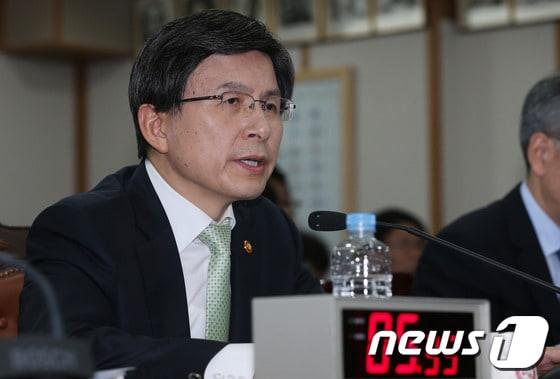 본문 이미지 - 황교안 법무부 장관이 17일 오전 경기도 과천 정부종합청사에서 열린 국회 법제사법위원회의 법무부 국정감사에서 의원들의 질의에 답변하고 있다. 2013.10.17/뉴스1 © News1   허경 기자