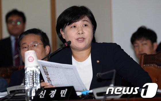 본문 이미지 - 서영교 민주당 의원이 17일 오전 경기도 과천 정부종합청사에서 열린 국회 법제사법위원회의 법무부 국정감사에서 질의를 하고 있다. © News1 허경 기자