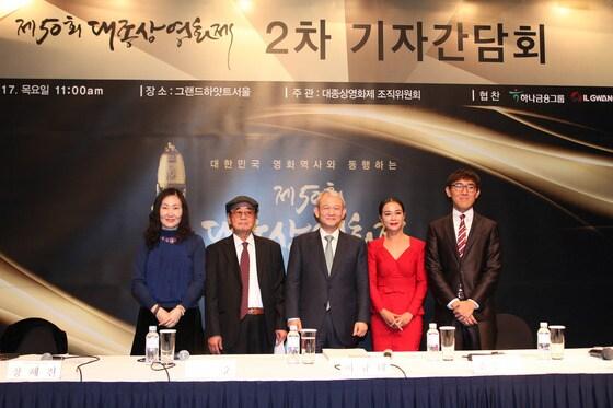 본문 이미지 -  장혜진 예심 심사위원 대표, 문상훈 예심 심사위원장, 이규태 대종상영화제 조직위원장, 홍보대사 배우 조민수, 이준엽 예심 심사위원 대표(왼쪽부터, 대종상영화제 사무국 제공). © News1  