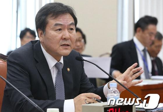 본문 이미지 - 신제윤 금융위원장이 17일 서울 여의도 국회에서 열린 정무위원회 금융위원회 국정감사에서 의원들의 질의에 답변하고 있다. 2013.10.17/뉴스1 © News1 송원영 기자