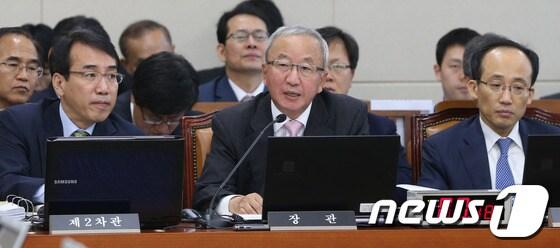 본문 이미지 - 현오석 경제부총리 겸 기획재정부 장관이 17일 서울 여의도 국회에서 열린 기획재정부 국정감사에서 의원들의 질의에 답변하고 있다. 2013.10.17/뉴스1 © News1 송원영 기자