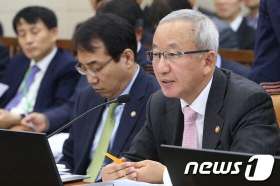 본문 이미지 - 현오석 경제부총리 겸 기획재정부 장관이 17일 서울 여의도 국회에서 열린 기획재정부 국정감사에서 의원들의 질의에 답변하고 있다. © News1 송원영 기자