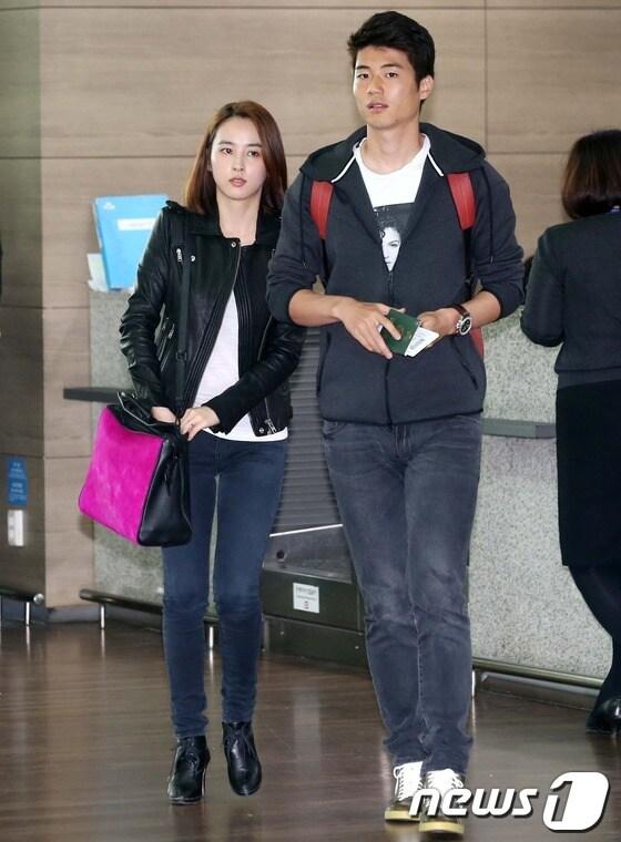 본문 이미지 - 배우 한혜진 축구선수 기성용 부부가 17일 오후 인천국제공항을 통해 암스테르담으로 출국하고 있다. 2013.10.17 스타뉴스/뉴스1  © News1   (서울=뉴스1)