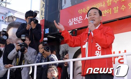 본문 이미지 - 7선에 도전하는 경기 화성갑 새누리당 서청원 후보가 10.30 재보선 공식 선거 운동이 시작된 17일 경기도 화성시 송강면 사강농협 앞에서 시민들을 향해 지지를 호소하고 있다. 2013.10.17/뉴스1 © News1 이동원 기자
