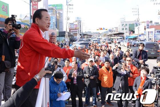 본문 이미지 - 7선에 도전하는 경기 화성갑 새누리당 서청원 후보가 10.30 재보선 공식 선거 운동이 시작했던 지난 17일 경기도 화성시 송강면 사강농협 앞에서 시민들을 향해 지지를 호소하고 있다. © News1 