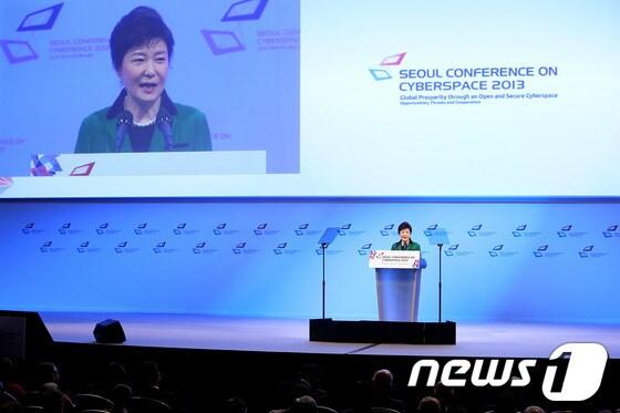 본문 이미지 - 박근혜 대통령이 17일 오전 서울 삼성동 코엑스에서 열린 2013 세계사이버스페이스총회에 참석해 인사말을 하고 있다. (청와대 제공) 2013.10.17/뉴스1 © News1 박철중 기자