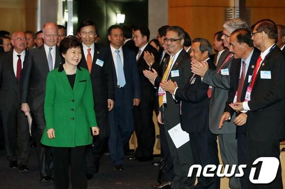 본문 이미지 - 박근혜 대통령이 17일 오전 서울 삼성동 코엑스에서 열린 2013 세계사이버스페이스총회에 참석하며 박수를 받고 있다. &#40;청와대 제공&#41; 2013.10.17/뉴스1 © News1 박철중 기자