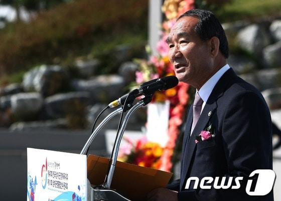 본문 이미지 - 박승춘 국가보훈처장이 17일 오전 경기도 수원시 장안구 보훈재활체육센터에서 열린 제 47회 전국상이군경 체육대회에서 축사를 하고 있다. &#40;국가보훈처 제공&#41; 2013.10.17/뉴스1 © News1   &#40;서울=뉴스1&#41;