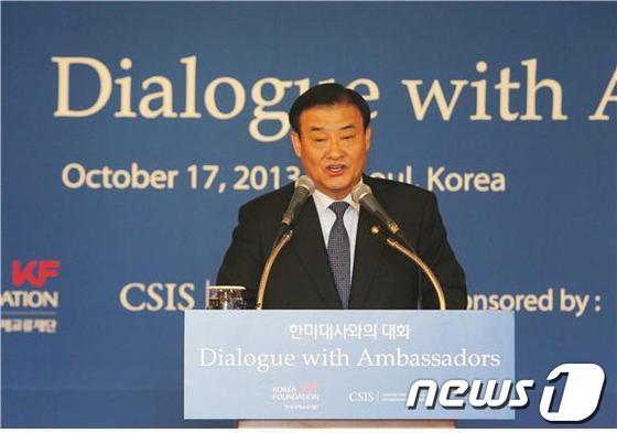 본문 이미지 - 강창희 국회의장이 17일 한미동맹 60주년 &#39;한미 대사와의 대화&#39; 행사에 참석해 축사를 하고 있다.&#40;국회 대변인실 제공.&#41;© News1 