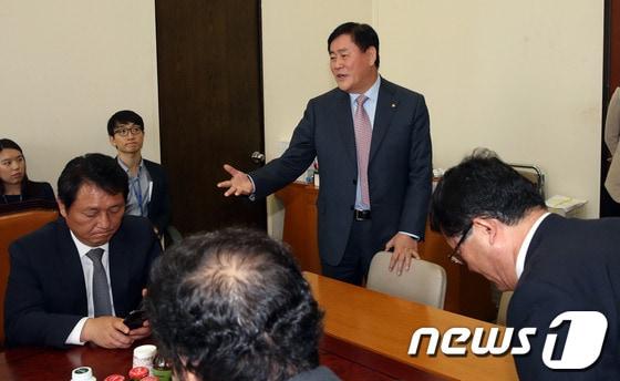 본문 이미지 - 기획재정위원회 국정감사가 우기종 전 통계청장의 증인채택 건 문제로 파행된 17일 서울 여의도 국회에서 기회재정위원회에서 최경환 새누리당 원내대표가 민주당 의원들과 대화를 하고 있다. 2013.10.17/뉴스1 © News1   송원영 기자