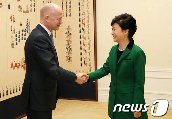 본문 이미지 - 박근혜 대통령이 17일 오전 청와대에서 윌림엄 헤이그 영국 외교장관을 만나 악수를 나누고 있다. (청와대 제공) 2013.10.17/뉴스1 © News1 박철중 기자