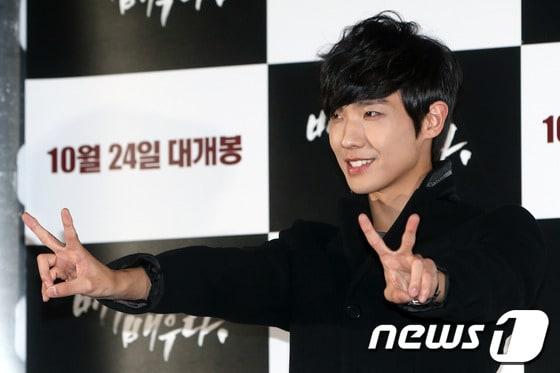 본문 이미지 - 배우 겸 가수 이준이 17일 오후 서울 성동구 행당동 CGV 왕십리에서 열린 영화 '배우는 배우다' 언론시사회에 참석하고 있다.'배우는 배우다(신연식 감독)'는 미치도록 뜨고 싶고 맛본 순간 멈출 수 없는 배우 탄생의 충격적 뒷이야기를 그린 작품으로 오는 24일 개봉한다. 2013.10.17 /뉴스1 © News1   (서울=뉴스1)