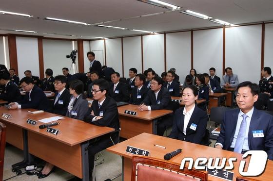 본문 이미지 - 17일 오후 서울 종로구 내자동 서울지방경찰청사에서 열린 국회 안전행정위원회의 서울시경 국정감사에 참석한 &#39;국정원 댓글 의혹 사건&#39; 수사 관련 증인들이 개회를 기다리고 있다.앞줄 왼쪽부터 최현락 전 수사부장, 박정재 전 사이버수사대 경감, 김수미 디지털증거분석관, 김보규 디지털범죄수사팀장, 권은희 전 수서경찰서 수사과장, 이광석 전 수서경찰서장. 2013.10.17/뉴스1 © News1 한재호 기자