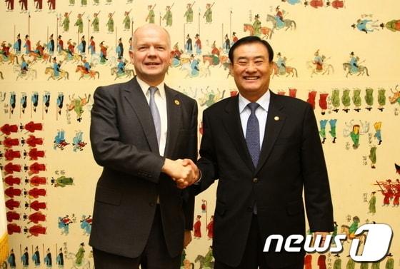 본문 이미지 - 강창희 국회의장이 17일 방한 중인 윌리엄 헤이그 영국 외교장관과 만나 악수를 나누고 있다.&#40;국회 대변인실 제공&#41; © News1 