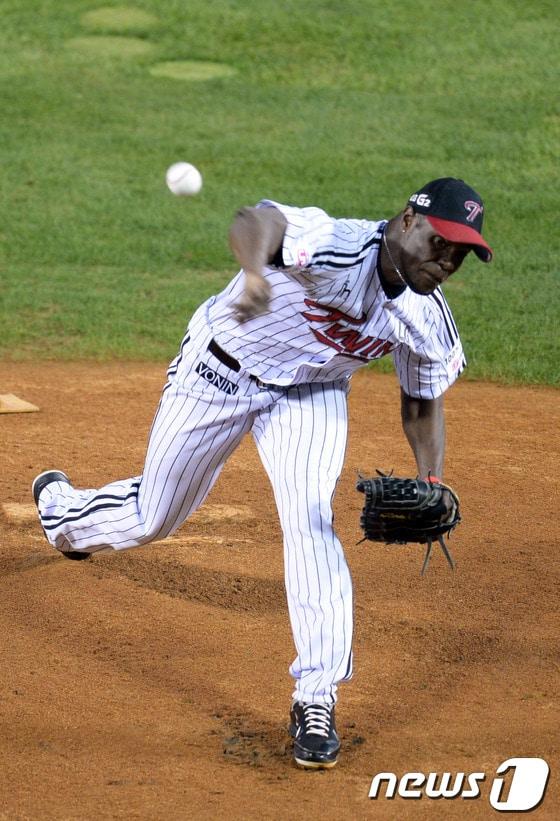 본문 이미지 - 17일 오후 서울 잠실야구장에서 '2013 한국야쿠르트 세븐 프로야구' LG트윈스와 두산베어스의 플레이오프 2차전 경기가 열렸다.1회초 LG 선발투수 리즈가 역투하고 있다. 2013.10.17/뉴스1 © News1 정회성 기자