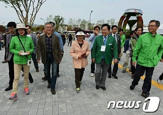 본문 이미지 - 순천정원박람회장을 찾은 문재인 의원과 권양숙 여사가에게 세계의 정원에 대해 설명하는 김선희 정원해설사.(문 의원 왼쪽)© News1 서순규기자