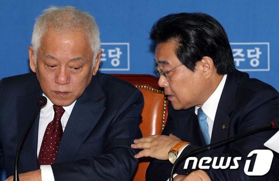 본문 이미지 - 김한길 민주당 대표와 전병헌 원내대표가 18일 오전 서울 여의도 국회에서 열린 최고위원회의에서 대화를 나누고 있다. 2013.10.18/뉴스1 © News1   허경 기자