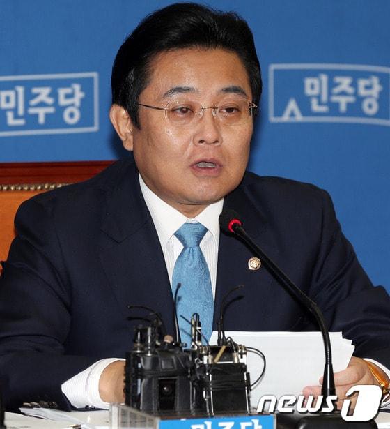 본문 이미지 - 전병헌 민주당 원내대표가 18일 오전 서울 여의도 국회에서 열린 최고위원회의에서 모두발언을 하고 있다. 2013.10.18/뉴스1 © News1 허경 기자