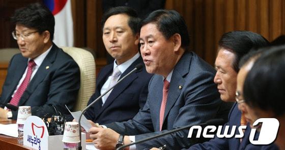 본문 이미지 - 최경환 새누리당 원내대표가 18일 오전 서울 여의도 국회에서 열린 국정감사대책회의에서 모두 발언을 하고 있다. 최 원내대표는 이날 회의에서 원전 불량 부품 사태와 관련, 