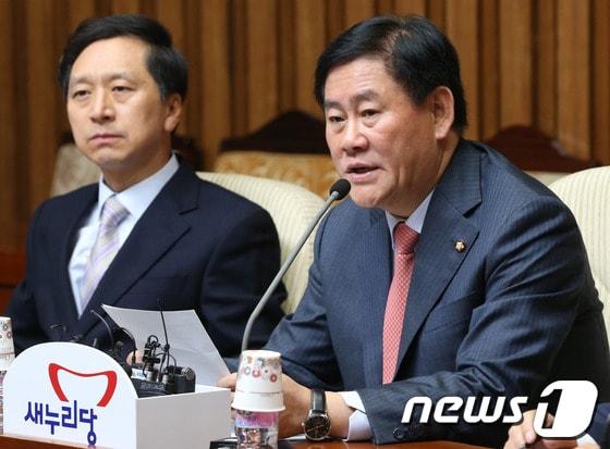 본문 이미지 - 최경환 새누리당 원내대표. 2013.10.18/뉴스1 © News1   송원영 기자