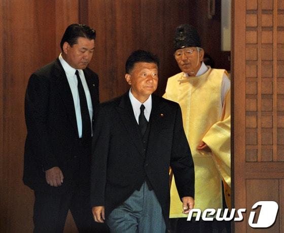 본문 이미지 - 18일 오전 야스쿠니 신사에 참배한 신도 요시타카 일본 총무상.©AFP=News1 