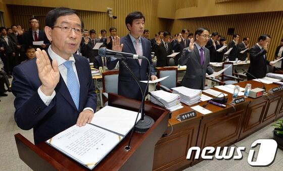 본문 이미지 - 18일 오전 서울시청에서 열린 국회 국토교통위원회의 서울시 국정감사에서 박원순 서울시장이 선서를 하고 있다. 2013.10.18/뉴스1 © News1   박세연 기자