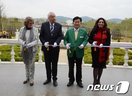 본문 이미지 - 4월20일 개막식에 참석한 파드릭 랭베르 낭트시장 일행과 조충훈 순천시장이 프랑스정원 테이프컷팅을 하고있다.© News1서순규기자 