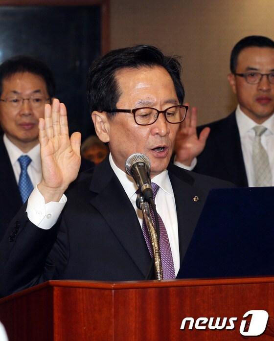 본문 이미지 - 최수현 금융감독원장이 18일 오전 서울 여의도 금융감독원에서 열린 국회 정무위원회의 금감원 국정감사에서 선서를 하고 있다. 2013.10.18/뉴스1 © News1   허경 기자