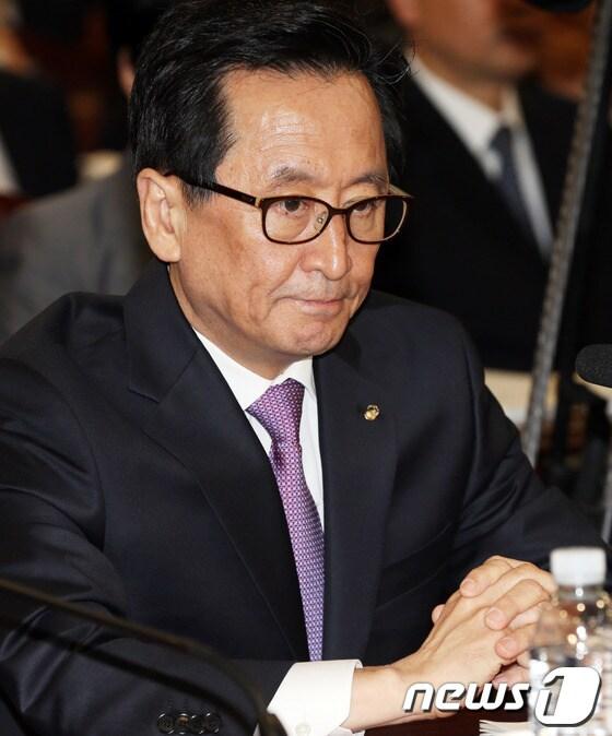 본문 이미지 - 최수현 금융감독원장이 18일 오전 서울 여의도 금융감독원에서 열린 국회 정무위원회의 금감원 국정감사에서 굳은 표정으로 생각에 잠겨 있다. 2013.10.18/뉴스1 © News1   허경 기자