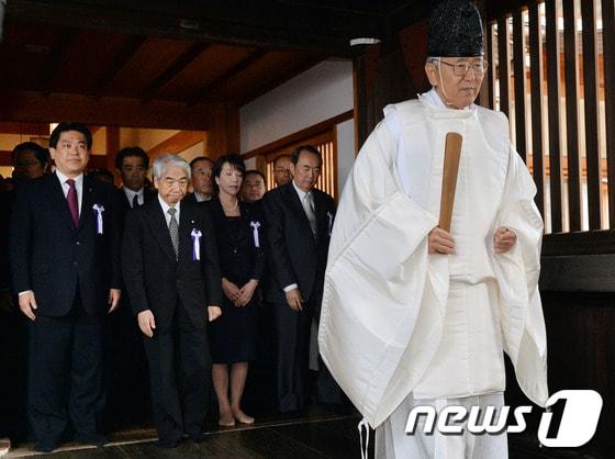본문 이미지 - 18일 오전 도쿄 지요다구에 위치한 야스쿠니 신사에 초당파 의원 연맹 &#39;다함께 야스쿠니 신사에 참배하는 국회의원 모임&#39;소속 의원 159명이 집단으로 참배하고 있다. ©AFP= News1   