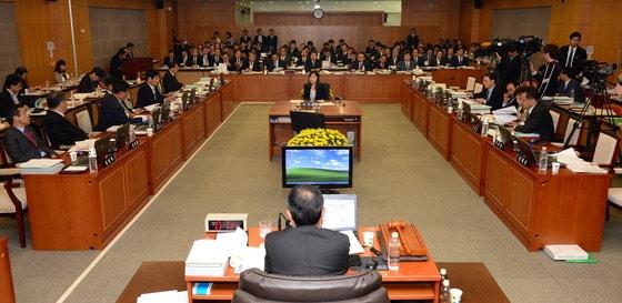 본문 이미지 - 18일 오전 서울 서대문 농협중앙회에서 국회 농림축산식품해양수산위원회의 농업협동조합중앙회, 농협경제주회사, 농협금융지주회사, 농협은행에 대한 국정감사가 진행되고 있다.  이날 국감에서는 2011년 농협 전산마비 사태에  대해 보안책임을 맡는 안랩의 사후대응에 대한 의원간 의견이 뚜렷이 갈렸다.  2013.10.18/뉴스1 © News1   박정호 기자
