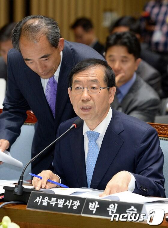 본문 이미지 - 18일 오전 서울시청에서 열린 국회 국토교통위원회의 서울시 국정감사에서 박원순 서울시장이 의원들 질의에 답변을 하고 있다. 2013.10.18/뉴스1 © News1 박세연 기자