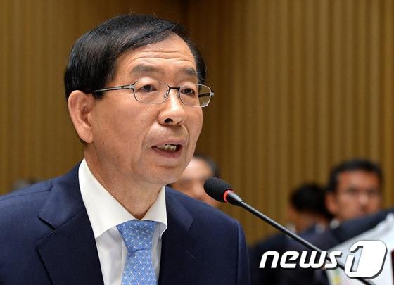 본문 이미지 - 18일 오전 서울시청에서 열린 국회 국토교통위원회의 서울시 국정감사에서 박원순 서울시장이 의원들 질의에 답변을 하고 있다. 2013.10.18/뉴스1 © News1   박세연 기자