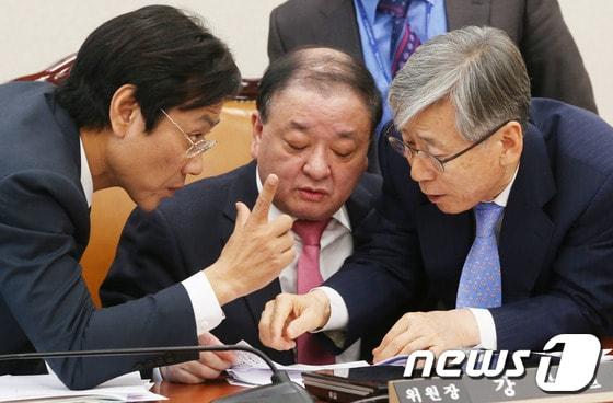 본문 이미지 - 강창일 국회 산업통상자원위원회 위원장과 새누리당 여상규, 민주당 오영식 간사가 18일 서울 여의도 국회에서 열린 산업통상자원위원회 국정감사에서 논의를 하고 있다. 2013.10.18/뉴스1 © News1   송원영 기자