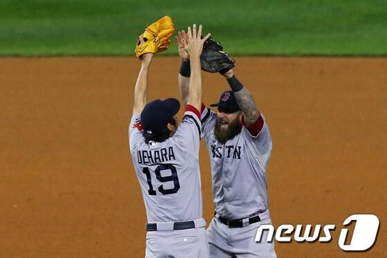 본문 이미지 - 미국 프로야구 보스턴 레드삭스의 마무리 우에하라 고지(왼쪽)와 1루수 마이크 나폴리가 18일(한국시간) 디트로이트 코메리카파크에서 열린 ALCS 5차전, 4-3 승리를 확정지은 뒤 환호하고 있다. © AFP=News1  
