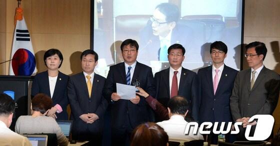 본문 이미지 - 국회 법제사법위원회 소속 야당 의원들이 18일 오후 서울 종로구 재동 헌법재판소 기자실에서 국정원 대선·선거개입 의혹 특별수사팀장인 윤석열 여주지청장이 수사팀에서 배제된 것과 관련 긴급 기자회견을 갖고 있다.의원들은 이자리에서 