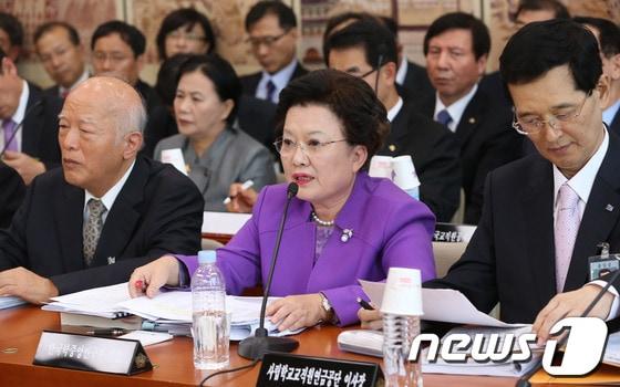 본문 이미지 - 이배용 한국학중앙연구원 원장이 18일 오후 서울 여의도 국회에서 열린 교육문화체육관광위원회 국정감사에서 의원들의 질의에 답변하고 있다. 2013.10.18/뉴스1 © News1   송원영 기자