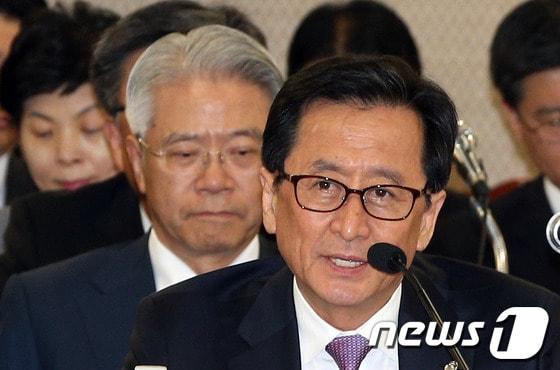 본문 이미지 - 최수현 금융감독원장이 18일 오후 서울 여의도 금융감독원에서 열린 국회 정무위원회의 금감원 국정감사에서 의원들의 질의에 답변하고 있다. 뒤로는 현재현 동양그룹 회장이 출석해 있다. 2013.10.18/뉴스1 © News1   허경 기자