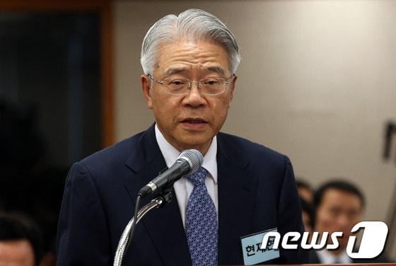 본문 이미지 - 현재현 동양그룹 회장이 18일 오후 서울 여의도 금융감독원에서 열린 국회 정무위원회의 금감원 국정감사에 증인으로 출석해 의원들의 질의에 답변하고 있다. © News1 허경 기자