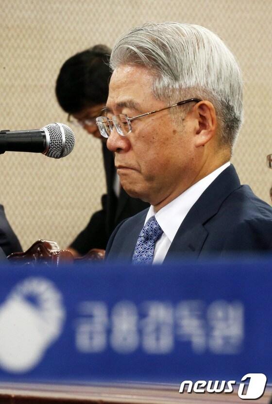 본문 이미지 - 현재현 동양그룹 회장이 18일 오후 서울 여의도 금융감독원에서 열린 국회 정무위원회의 금감원 국정감사에 증인으로 출석해 의원들의 질의를 들으며 생각에 잠겨 있다. 2013.10.18/뉴스1 © News1   허경 기자