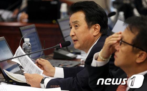 본문 이미지 - 김영환 민주당 의원이 지난 18일 서울 여의도 금융감독원에서 열린 국회 정무위원회의 금감원 국정감사에 질의를 하고 있다. 2013.10.18/뉴스1 © News1 허경 기자