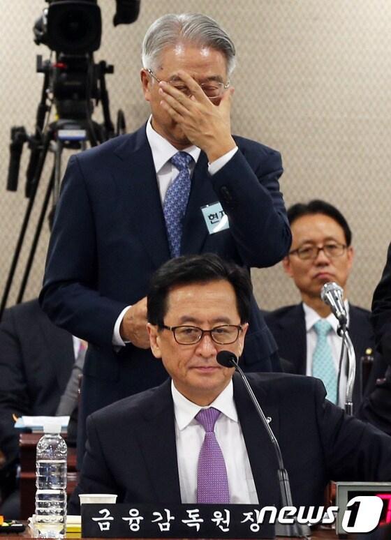 본문 이미지 - 현재현 동양그룹 회장이 18일 오후 서울 여의도 금융감독원에서 열린 국회 정무위원회의 금감원 국정감사에 증인으로 출석해 의원들의 질의에 들으며 안경을 고쳐 쓰고 있다. 2013.10.18/뉴스1 © News1   허경 기자