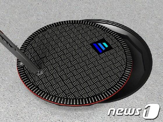 본문 이미지 - 무선충전기 전문제조업체 헤보파워(Hevo Power)가 개발한 맨홀 뚜껑 모양의 전기자동차 무선 충전장치.(자료제공=헤보파워)© News1 