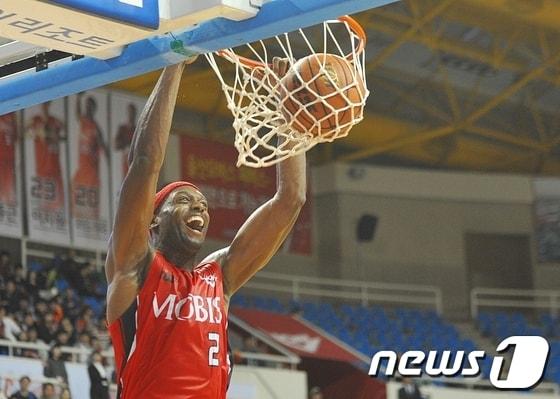 본문 이미지 - 19일 울산 동천체육관에서 열린 울산 모비스와 고양 오리온스의 2013-2014 KB국민카드 프로농구 경기에서 모비스 벤슨이 덩크슛을 성공시키고 있다.   2013.10.19/뉴스1 © News1   노화정  기자